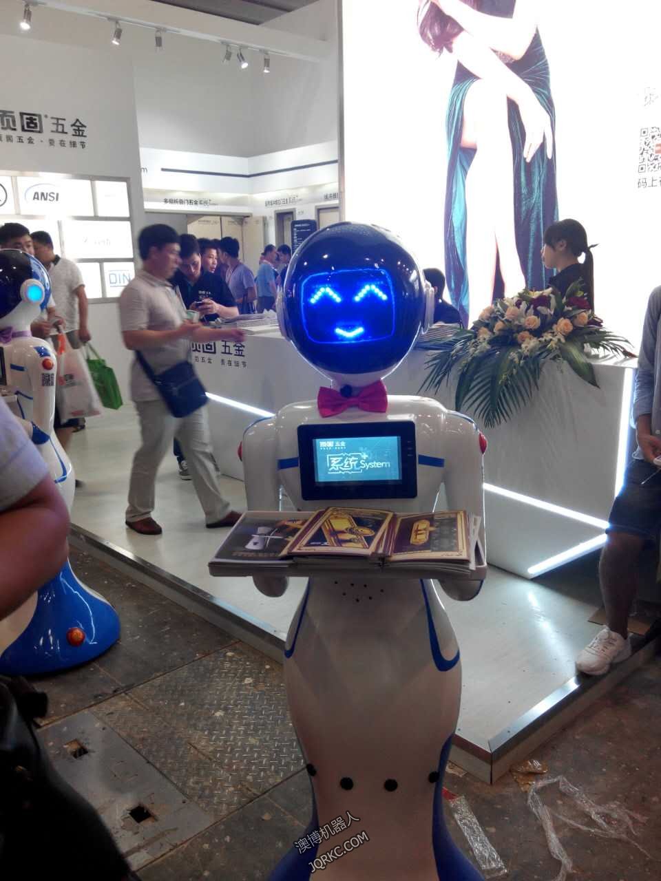 送餐機(jī)器人送外賣？快遞小哥做什么